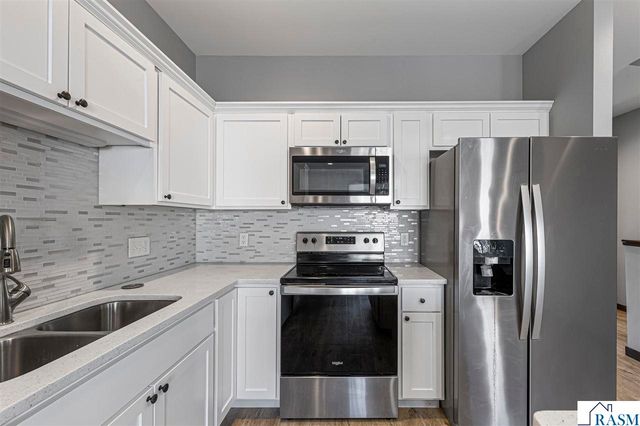 2204 Rolling Green Trail, North Mankato, MN 56003