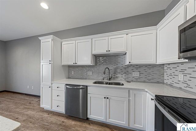 2204 Rolling Green Trail, North Mankato, MN 56003