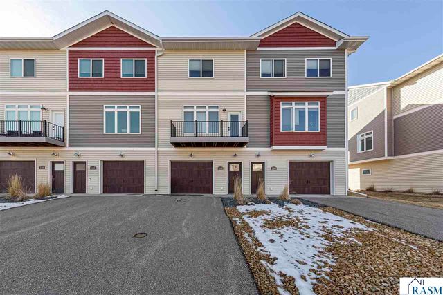 2204 Rolling Green Trail, North Mankato, MN 56003