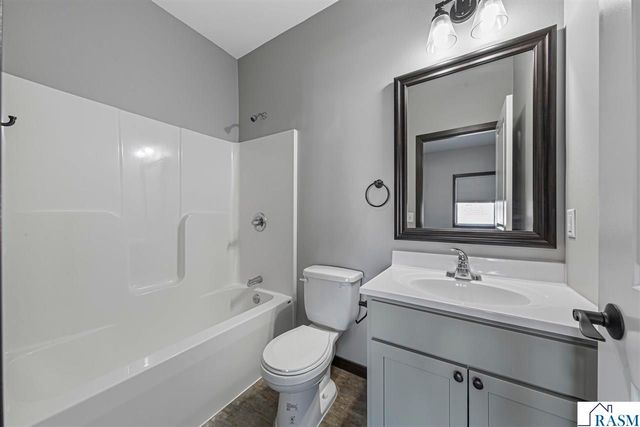 2204 Rolling Green Trail, North Mankato, MN 56003