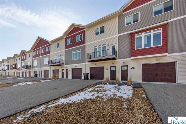 2204 Rolling Green Trail, North Mankato, MN 56003