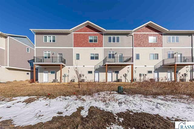 2204 Rolling Green Trail, North Mankato, MN 56003