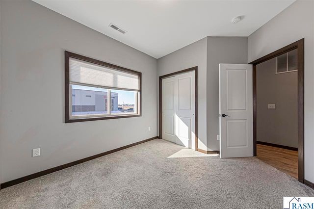 2204 Rolling Green Trail, North Mankato, MN 56003