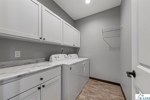 2204 Rolling Green Trail, North Mankato, MN 56003