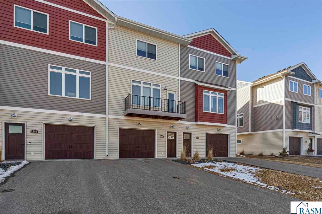 2204 Rolling Green Trail, North Mankato, MN 56003