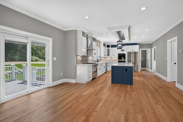 121 Lexington St, Burlington, MA 01803