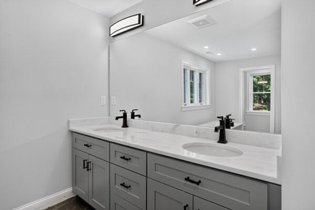 121 Lexington St, Burlington, MA 01803