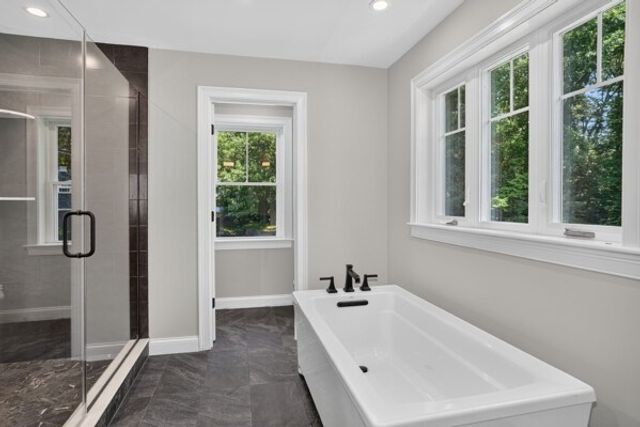 121 Lexington St, Burlington, MA 01803