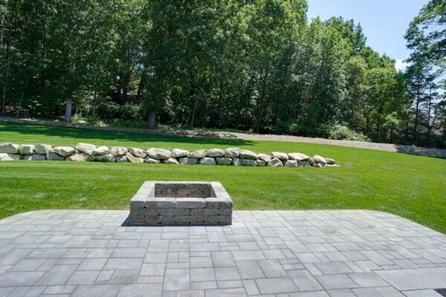 121 Lexington St, Burlington, MA 01803