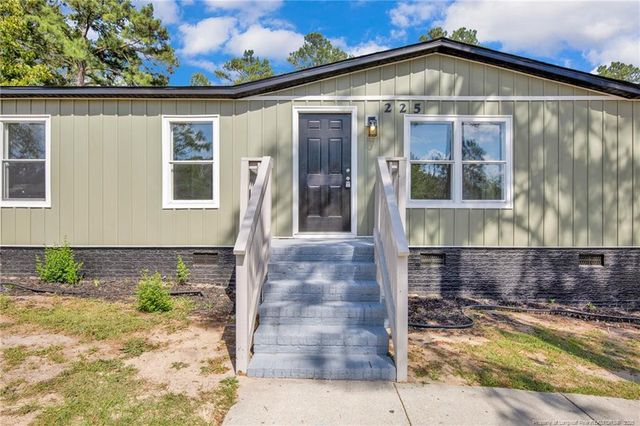 225 Oaktree Drive, Raeford, NC 28376