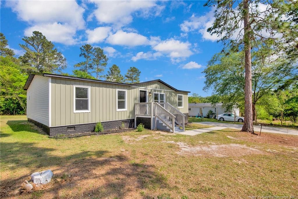 225 Oaktree Drive, Raeford, NC 28376