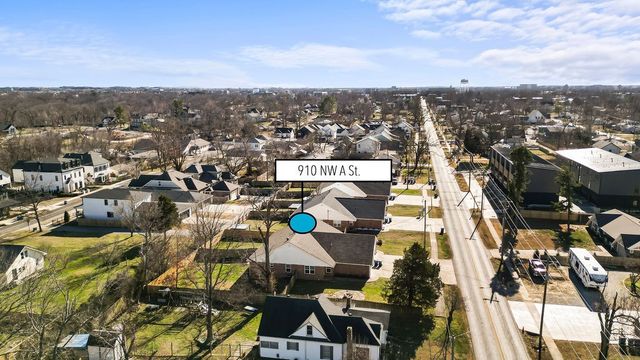 910 NW A Street, Bentonville, AR 72712