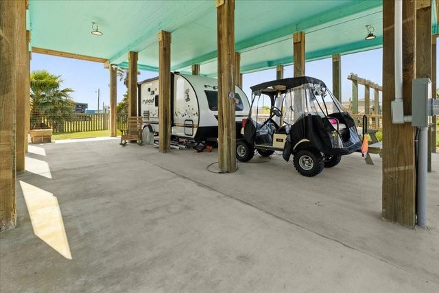 1970 Avenue B, Crystal Beach, TX 77650