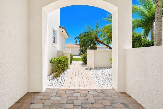 207 Isle Verde Way, Palm Beach Gardens, FL 33418