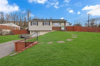 100 Palomino Dr, North Fayette, PA 15071