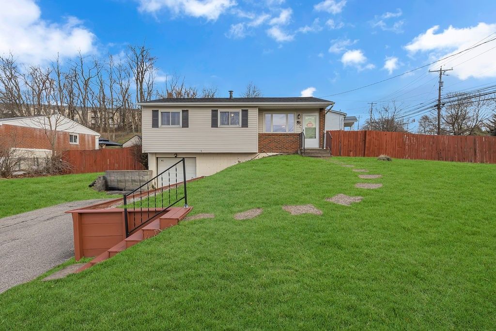 100 Palomino Dr, North Fayette, PA 15071