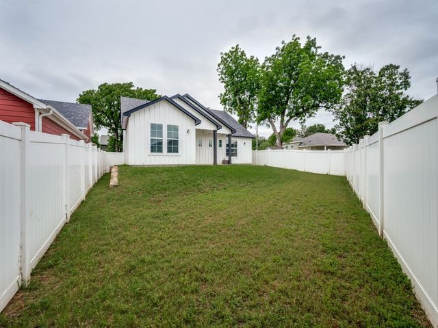 216 Wilson Street, Lake Dallas, TX 75065