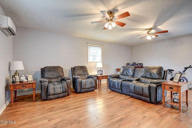 393 Mosswood Lane, Bristol, VA 24201