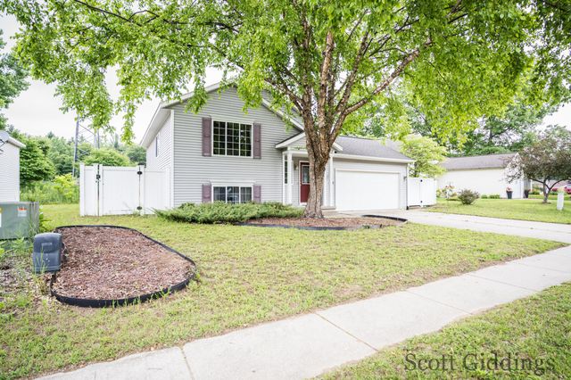 1100 Sprucewood Drive, Greenville, MI 48838