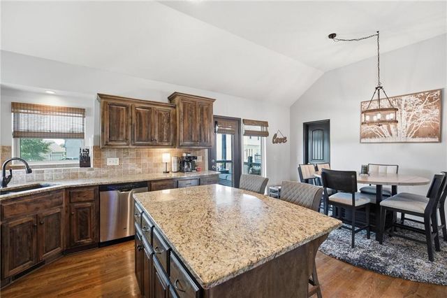 10802 N Oakland Avenue, Kansas City, MO 64157