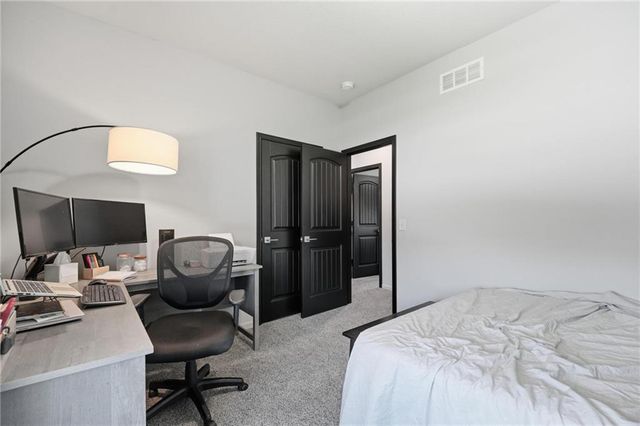 10802 N Oakland Avenue, Kansas City, MO 64157