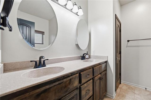 10802 N Oakland Avenue, Kansas City, MO 64157