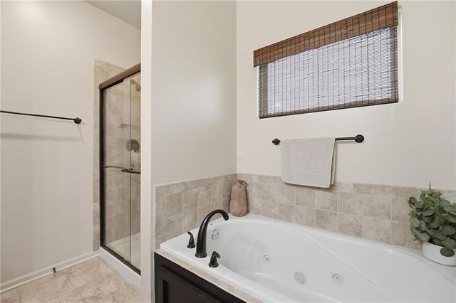 10802 N Oakland Avenue, Kansas City, MO 64157