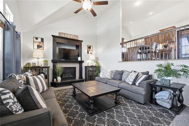 10802 N Oakland Avenue, Kansas City, MO 64157