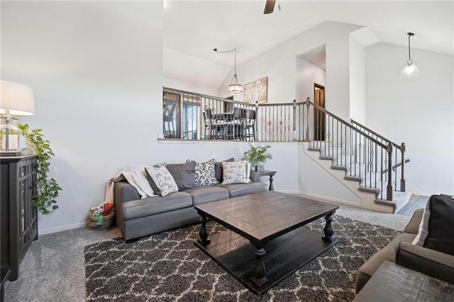 10802 N Oakland Avenue, Kansas City, MO 64157