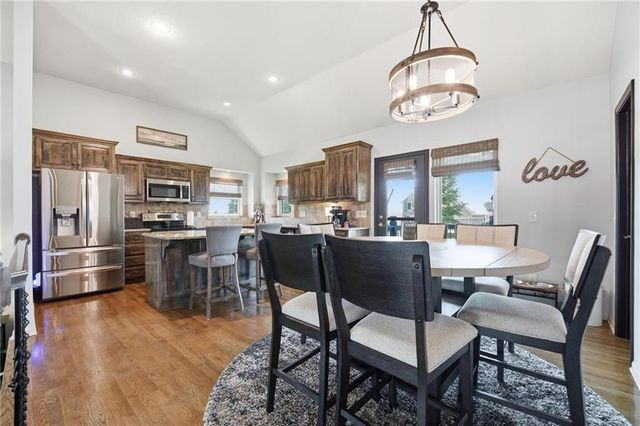 10802 N Oakland Avenue, Kansas City, MO 64157