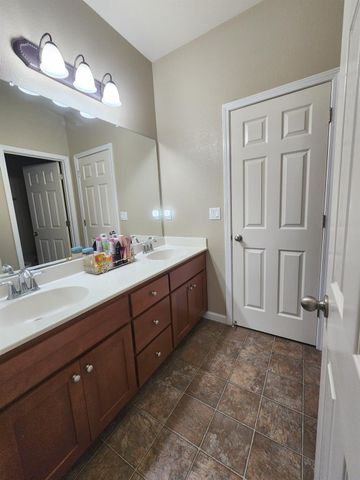 2500 Cottage Pointe Dr, Riverbank, CA 95367