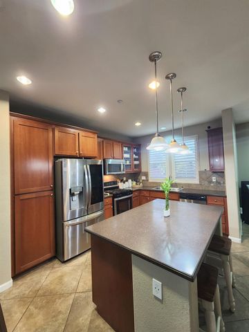 2500 Cottage Pointe Dr, Riverbank, CA 95367