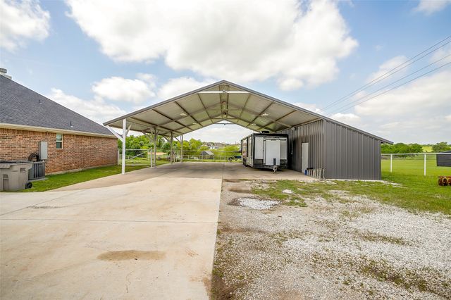 203 County Road 4221, Decatur, TX 76234