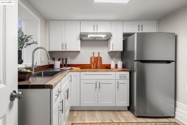 2050 E 30Th St, Oakland, CA 94606