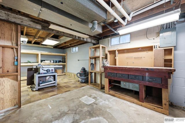 904 Hopkins Drive, Bellevue, NE 68005