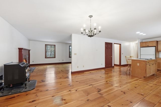 107 Henry St, Uxbridge, MA 01569