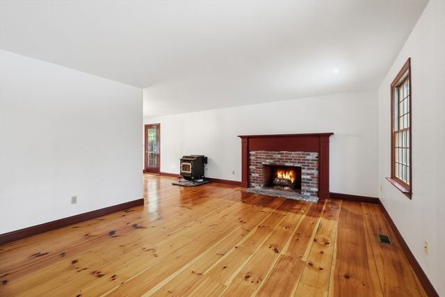 107 Henry St, Uxbridge, MA 01569