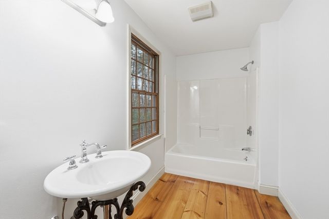 107 Henry St, Uxbridge, MA 01569