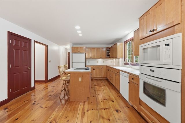 107 Henry St, Uxbridge, MA 01569