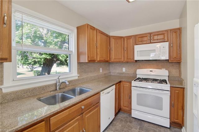 25 Berkley DR, Hampton, VA 23663