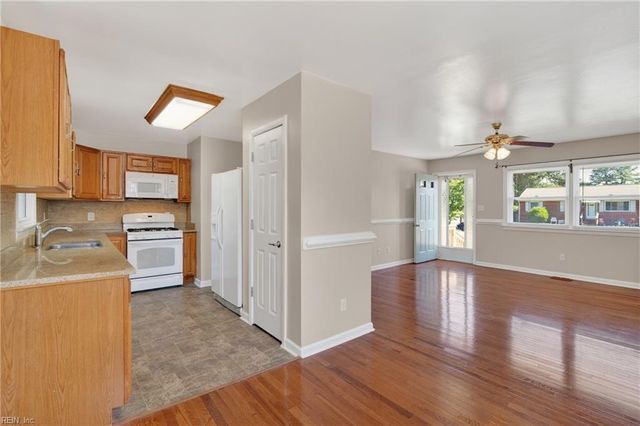 25 Berkley DR, Hampton, VA 23663