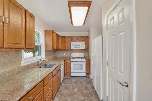 25 Berkley DR, Hampton, VA 23663