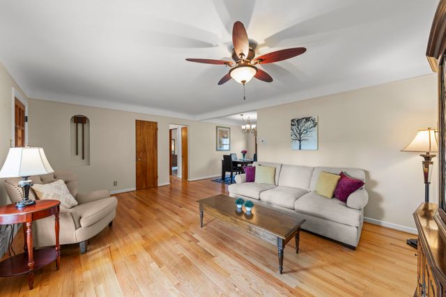 906 S Ashland Avenue, La Grange, IL 60525