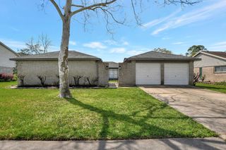 632 E Castle Harbour Drive, Friendswood, TX 77546