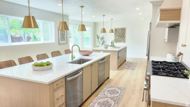 1972 E EVERLEIGH CIR, Sandy, UT 84093