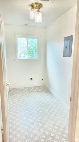 1972 E EVERLEIGH CIR, Sandy, UT 84093