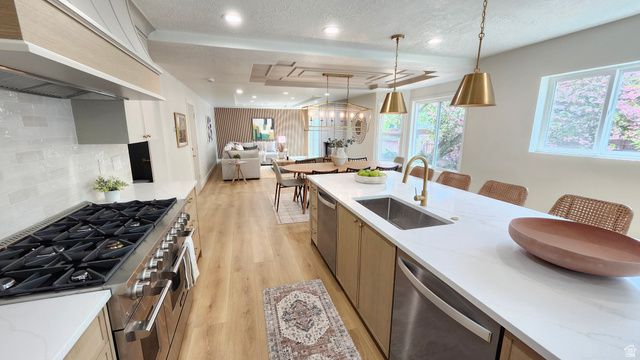 1972 E EVERLEIGH CIR, Sandy, UT 84093