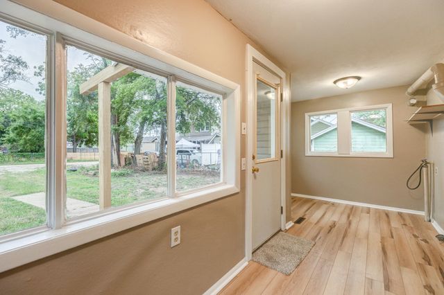 208 N Oakdale Ave, Salina, KS 67401