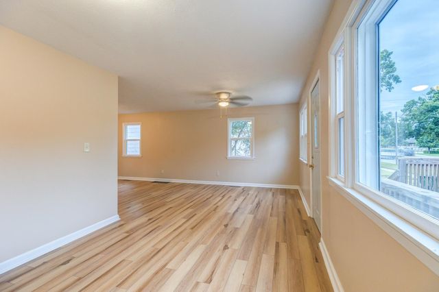 208 N Oakdale Ave, Salina, KS 67401