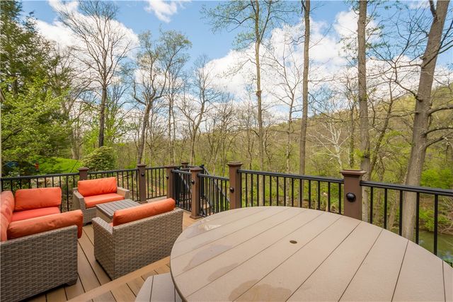 201 Hemlock Dr, Peters Twp, PA 15317